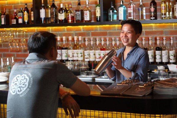 調酒師的訓練，讓吳琇愉十分懂得如何和客人互動。