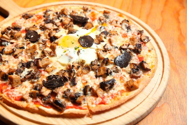 黑松露野菇月見披薩也是店內招牌餐點。（88元人民幣，約396元台幣）