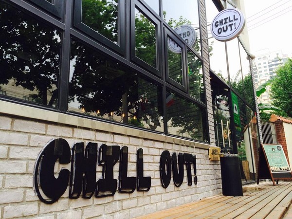 苦心經營的Chill Out！餐酒館淮海中路店曾是金雞母店，月營收破百萬元。(張心瑜提供)