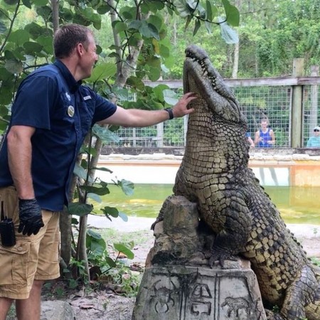 成年尼羅鱷討摸摸。（圖／翻攝自Instagram帳號「gatorland_orlando」）