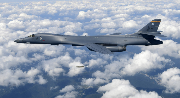 ▲正在投擲炸彈的B-1B轟炸機。（圖／達志影像／美聯社）