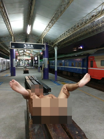 裸拍族攻陷彰化火車站。（圖／翻攝TUMBLR）