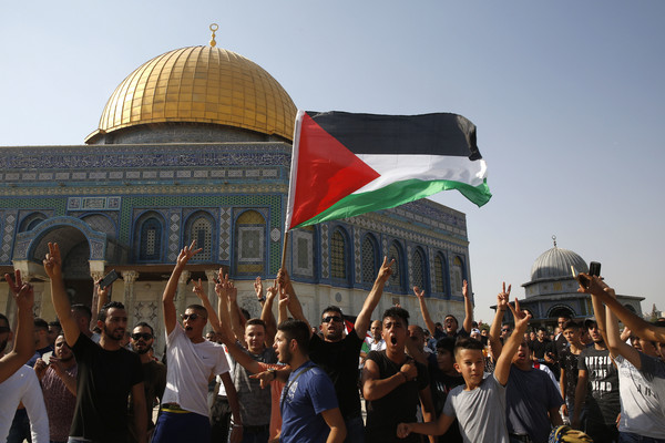 ▲▼巴勒斯坦人在耶路撒冷的圓頂清真寺揮舞國旗。（圖／達志影像／美聯社）