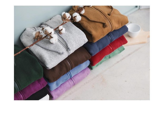 今年秋冬最熱賣的磨毛T恤，質料柔軟保暖。（橘熊科技提供）