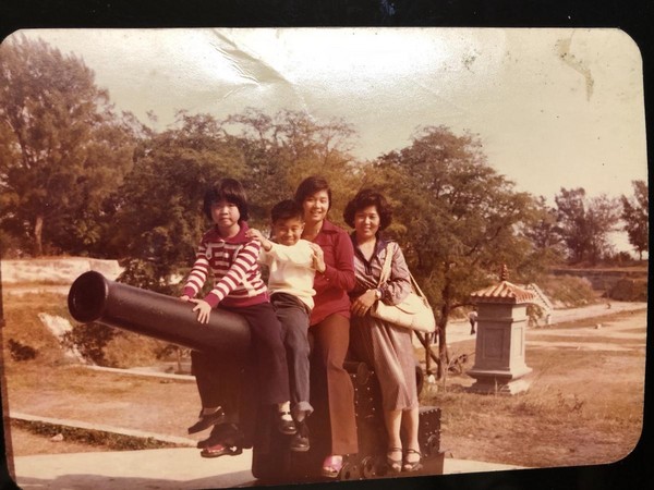 王蘭芳的母親(右)靠賣麵線拉拔3個孩子,因病早逝。(王蘭芳提供)