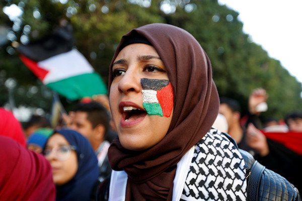 ▲▼美國承認耶路撒冷是以色列首都，引起巴勒斯坦人抗議燒國旗。（圖／路透社）