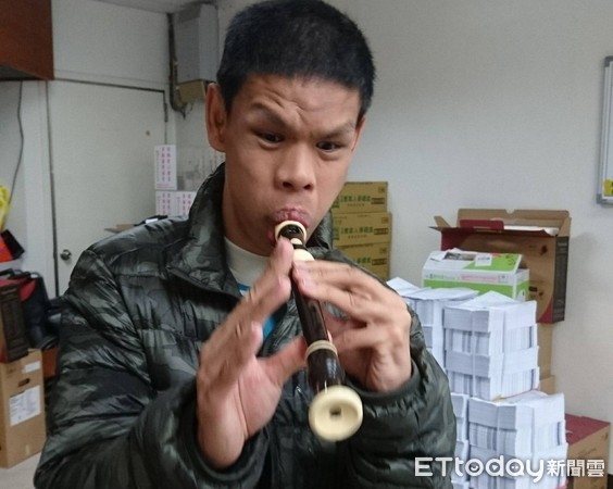 ▲他30歲僅2歲智商 卻有「絕對音感」曲子聽一次就背起來。(圖/記者嚴云岑攝)