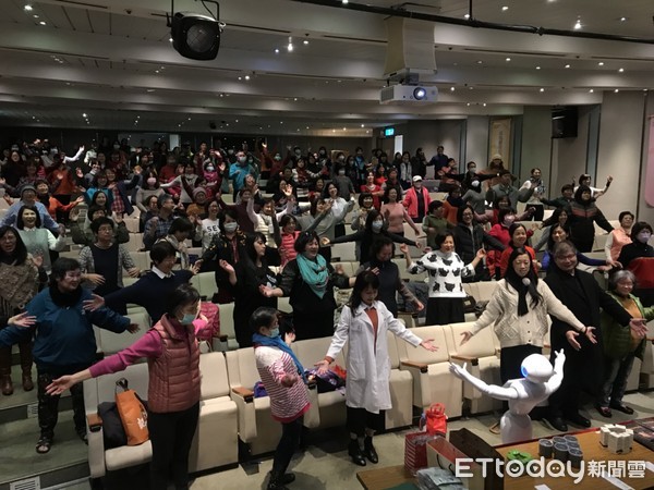 ▲哺乳摸硬塊以為「乳腺炎」,她胸部越長越大竟是三期癌。(圖/記者嚴云岑攝)