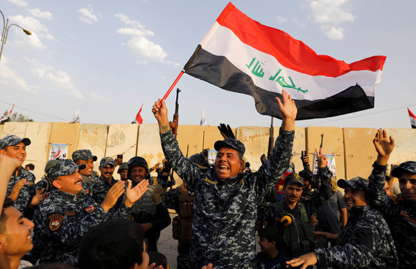 ▲▼伊拉克軍人揮舞國旗，慶祝完全解放境內曾被IS占據的地區。（圖／路透社）