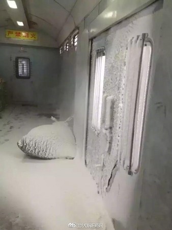 ▲▼內蒙-31℃「雪國列車」門窗全冰封，網：簡直移動冰箱。（圖／翻攝自微博）