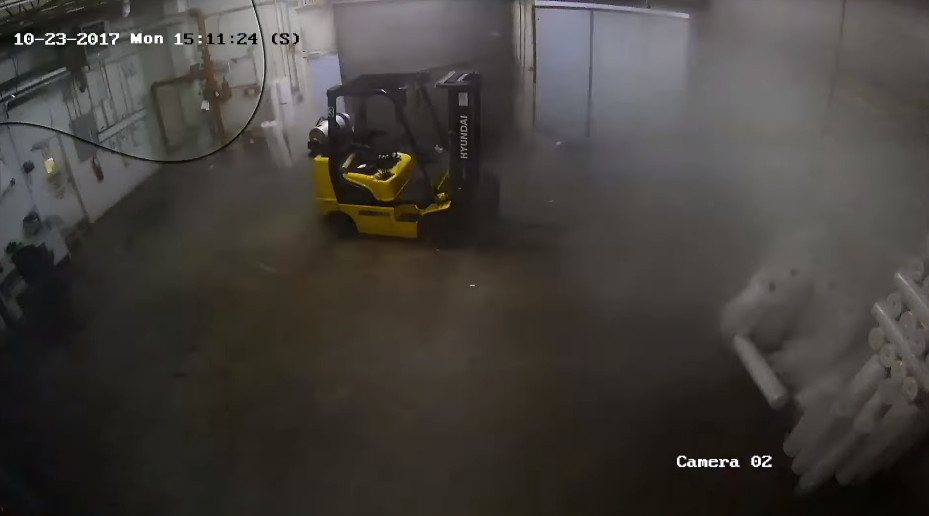 ▲美國南卡羅來納州（State of South Carolina）一間位於斯帕坦堡（Spartanburg）工廠把10月遇到龍捲風侵襲的監視器畫面上傳至網路。（圖／翻攝自YouTube／New Miracles）
