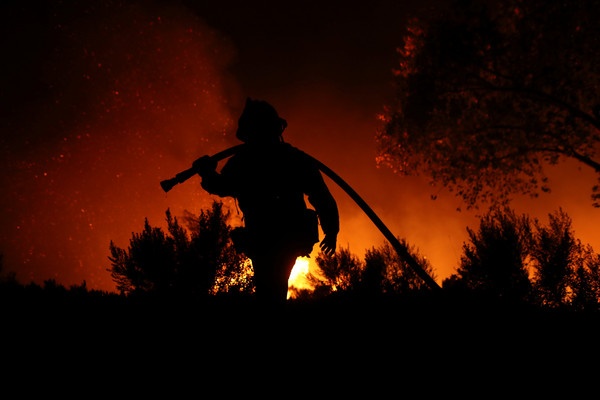 ▲▼加州大火持續燃燒，火勢預計燃燒到明年1月。（圖／路透社）