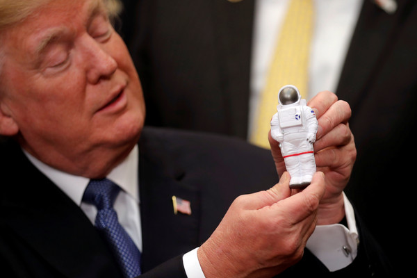 川普宣布美國重返月球，並要前進火星。（圖／路透社）