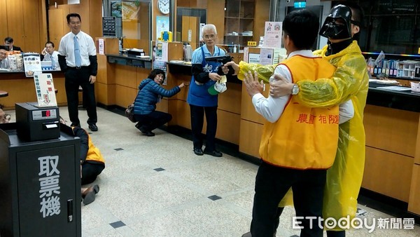 ▲板橋警實施防搶演練,過程逼真讓許多民眾駐足觀看。(圖/記者林煒傑翻攝)