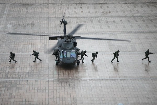 国防部直升机落地训练 特战官兵执行快速应援
