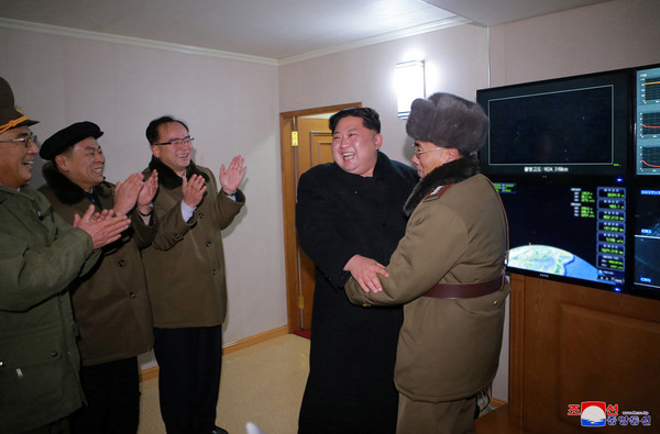 ▲▼北韓試射火星-15彈道導彈。（圖／路透社）