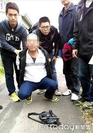 ▲永康分局專案小組，循線於台南市新化區中興路一帶拘捕涉嫌槍擊案的徐姓男子。（圖／記者林悅翻攝）