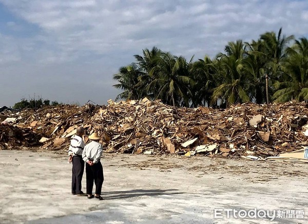 ▲台南市善化區一筆數甲面積土地遭傾倒廢棄物如一座小山。（圖／陳亭妃提供）