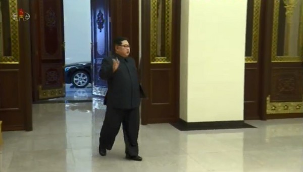 ▲▼北韓領導人金正恩手叼菸參加軍需工業大會。（圖／翻攝自北韓《中央電視台》畫面）