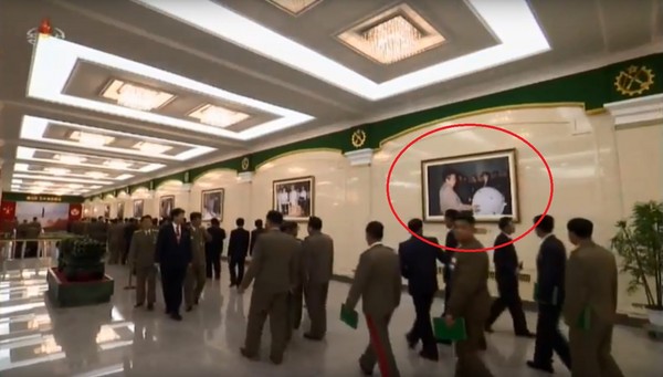 ▲▼北韓會議大廳的牆上出現已故領導人金正日視察原子彈照。（圖／翻攝自北韓《中央電視台》畫面）
