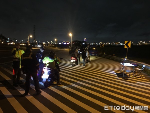 ▲▼警方與監理站人員出動改裝車聯合稽查。（圖／記者陳豐德翻攝）