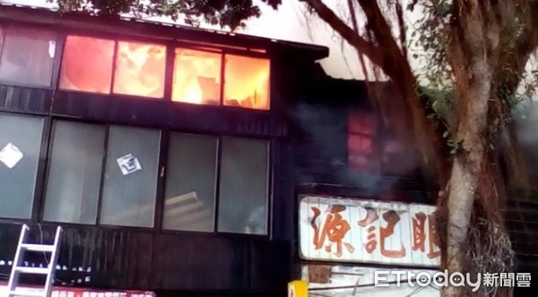 ▲▼台北市中正區愛國西路附近一間木造平房起火。（圖／記者張曼蘋翻攝）