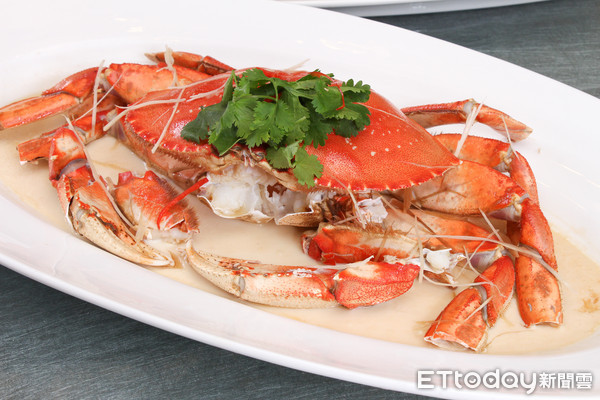 ▲珍寶海鮮登台帶來招牌活蟹十大料理。(圖/記者黃士原攝)