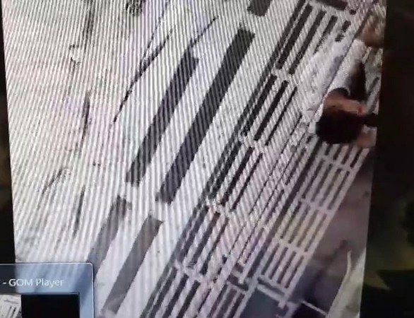 橫行岡山的惡霸,遇警抱頭鼠竄。(警方提供)