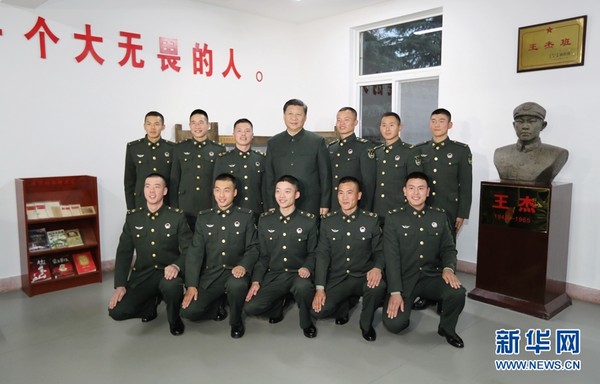 習近平到第71集團軍視察，這是他在中共十九大以後，首次對解放軍作戰部隊進行督軍。（圖／翻攝自新華網）