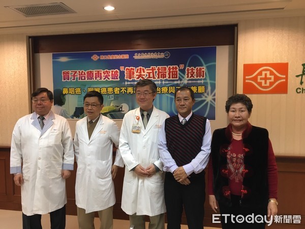 ▲「看得出我罹癌嗎?」鼻咽癌轉移腫瘤消失 僅脖子黑一半。(圖/記者嚴云岑攝)