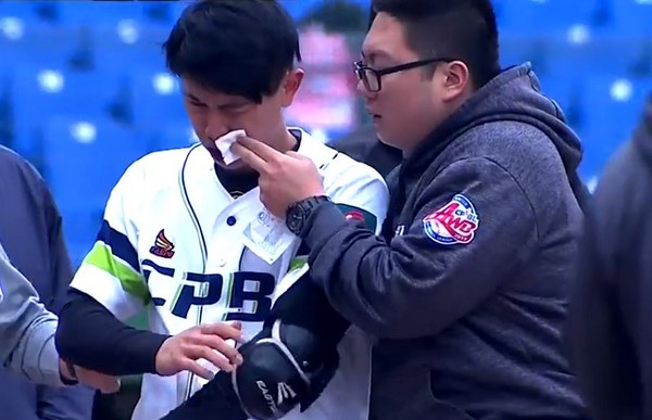 ▲2017亞洲棒球冬季聯盟中職聯隊吳東融遭觸身球砸中流血。（圖／翻攝CPBLTV）