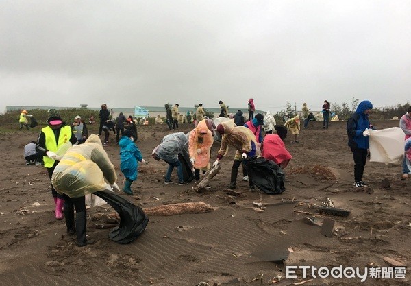 ▲桃園市「月月淨灘」第5場活動，於大園區內海里沿海的沙灘舉行。（圖／環保局提供）