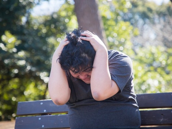 ▲▼抱頭,魯蛇,肥宅。(圖/免費圖庫pakutaso)