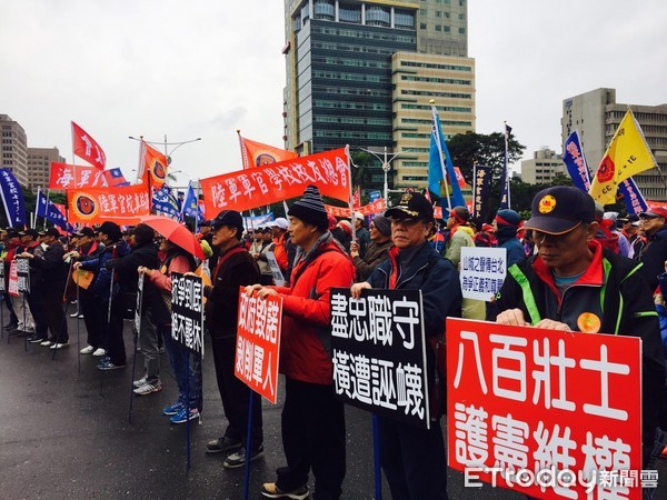 ▲▼反年改團體再次上街抗議。（圖／記者陶本和攝）