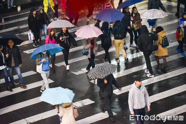 ▲▼下雨,雨天,天氣,豪大雨,雷陣雨,梅雨,降雨,氣象,行人,溼冷,過馬路,寒流。（圖／記者李毓康攝）