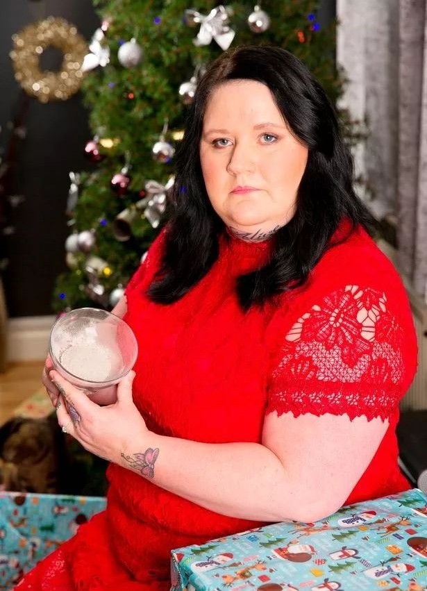▲英國女子計畫在聖誕節吃下母親骨灰。（圖／翻攝自FB，Debra Parsons）