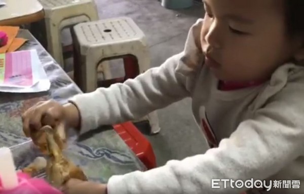 ▲要給狗哥哥大塊的!妹妹使勁撥雞腿 「嫌太小」再換一塊。(圖/有點毛毛的/網友Nina Lin提供)