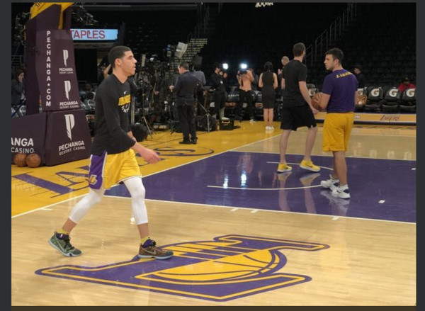 ▲▼球哥穿上kobe戰靴。(圖/截至推特)