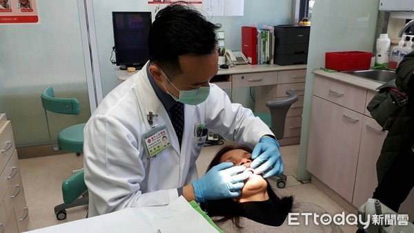 台東馬偕醫院口顎外科張哲綸醫師於「3D導航 微創植牙」記者會表示,林小姐因需上班,早上僅請假幾個小時,因微創植牙傷口小恢復快,植牙結束後立即可回到工作崗位繼續上班。(圖/台東馬偕醫院提供)