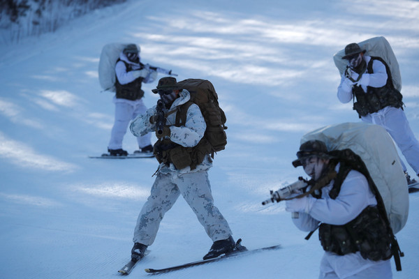 ▲▼ 美韓海軍陸戰隊進行雪地裸身演訓。（圖／路透社）