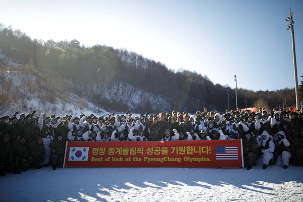 ▲▼ 美韓海軍陸戰隊進行雪地裸身演訓。（圖／路透社） 