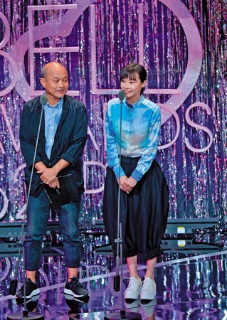 鄭文堂的女兒鄭宜農（右）是歌手也是演員，今年父女一同擔任本屆金馬獎頒獎人。（三立提供）