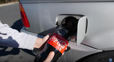 「2升可樂」灌入BMW油箱！實測可以跑…1分鐘後車子打飽嗝