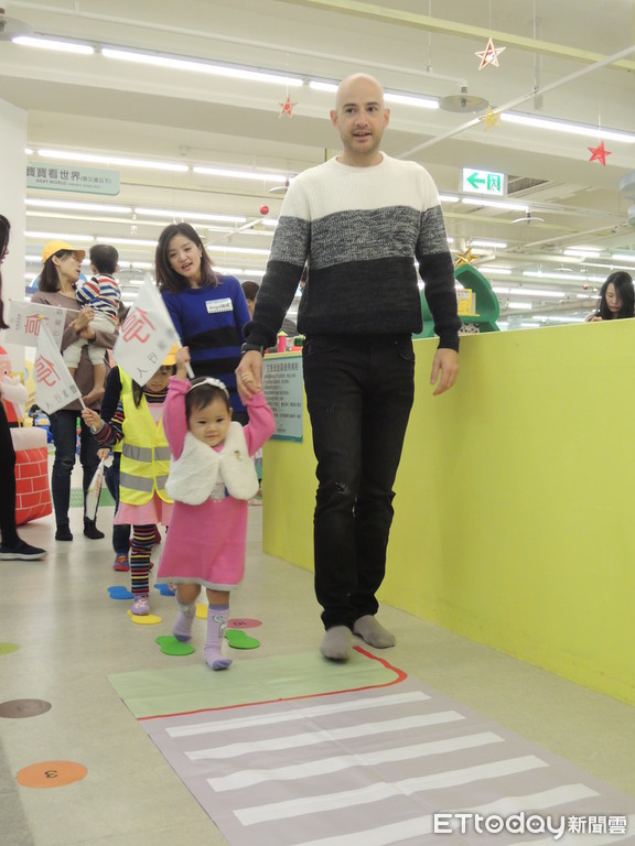 ▲▼靖娟基金會教小朋友過馬路要舉手。（圖／靖娟基金會提供）