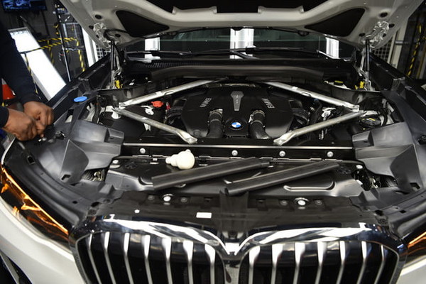 BMW X7量產偽裝車無預警曝光　最快2018年搶攻旗艦SUV市場（圖／翻攝自BMW）