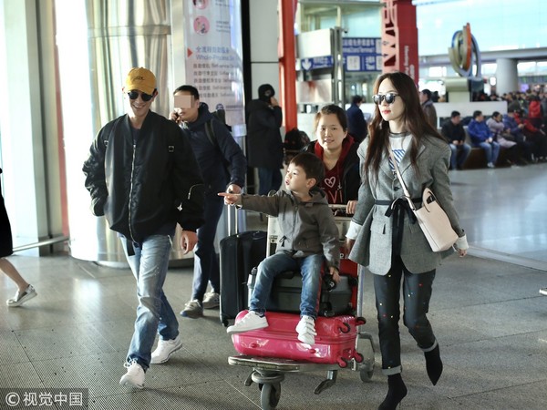 ▲杜江1家3口現身機場。(圖/CFP)
