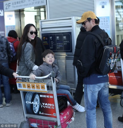 ▲杜江1家3口現身機場。(圖/CFP)