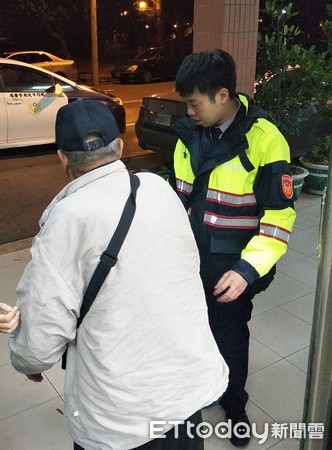 ▲暖警寒夜護送行動不便的老伯伯返家。(圖/中壢警分局提供)