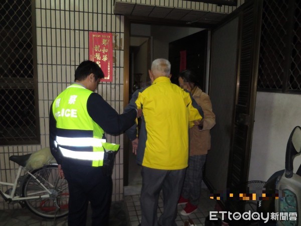 ▲台南市警一分局莊敬所警員，護送90歲李姓長者平安返家。（圖／記者林悅翻攝） 
