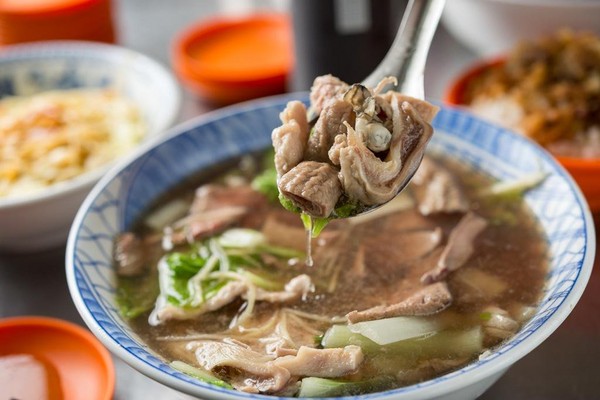綜合湯包括了豬肝、腸、肚、赤肉與蚵仔，超級澎湃。（70元／份）